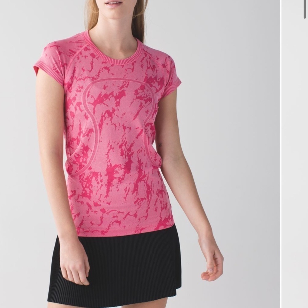 Lululemon Swiftly Tech Short Sleeve Crew
Heathered Bon Bon size 8